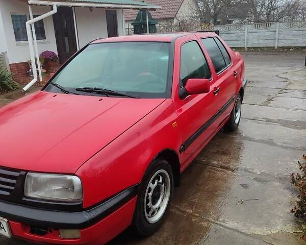 Красный Фольксваген Венто, объемом двигателя 1.8 л и пробегом 485 тыс. км за 2600 $, фото 1 на Automoto.ua