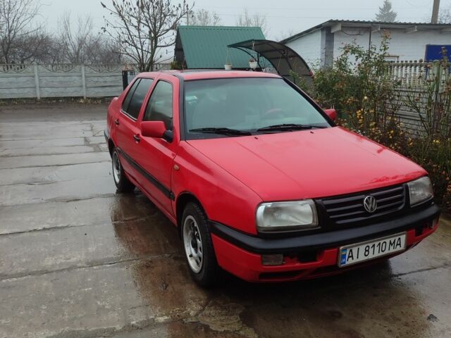 Красный Фольксваген Венто, объемом двигателя 1.8 л и пробегом 485 тыс. км за 2600 $, фото 1 на Automoto.ua