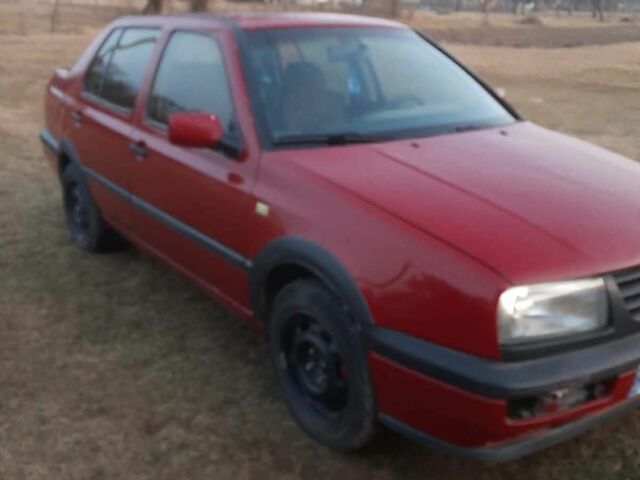 Красный Фольксваген Венто, объемом двигателя 1.6 л и пробегом 260 тыс. км за 1250 $, фото 1 на Automoto.ua