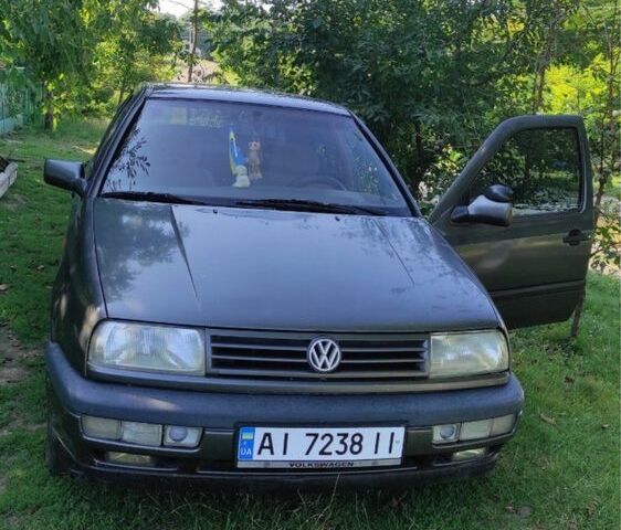 Сірий Фольксваген Венто, об'ємом двигуна 1.8 л та пробігом 230 тис. км за 1150 $, фото 1 на Automoto.ua