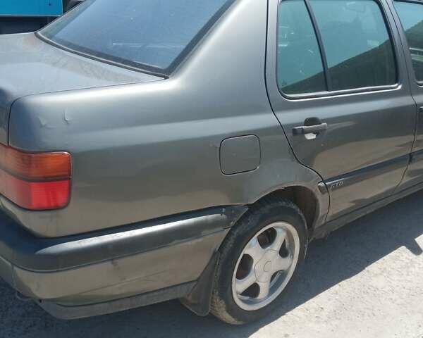 Сірий Фольксваген Венто, об'ємом двигуна 2 л та пробігом 29 тис. км за 1500 $, фото 1 на Automoto.ua