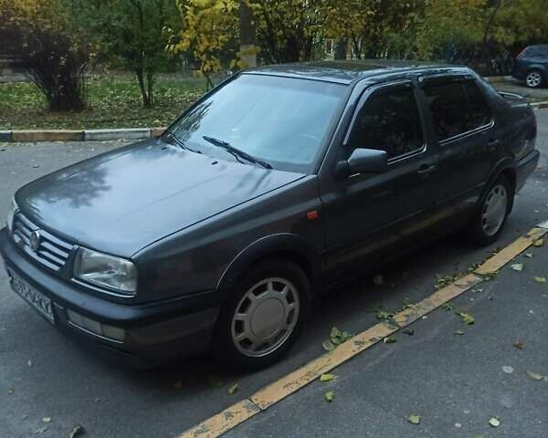 Серый Фольксваген Венто, объемом двигателя 2 л и пробегом 300 тыс. км за 2500 $, фото 1 на Automoto.ua