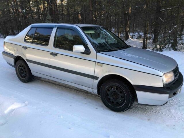 Серый Фольксваген Венто, объемом двигателя 1.8 л и пробегом 350 тыс. км за 900 $, фото 1 на Automoto.ua