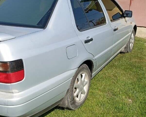 Серый Фольксваген Венто, объемом двигателя 1.8 л и пробегом 196 тыс. км за 2800 $, фото 1 на Automoto.ua