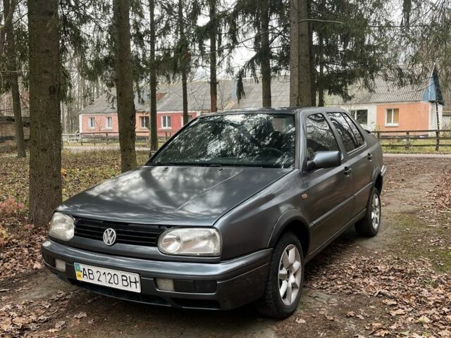 Сірий Фольксваген Венто, об'ємом двигуна 1.8 л та пробігом 200 тис. км за 1550 $, фото 1 на Automoto.ua