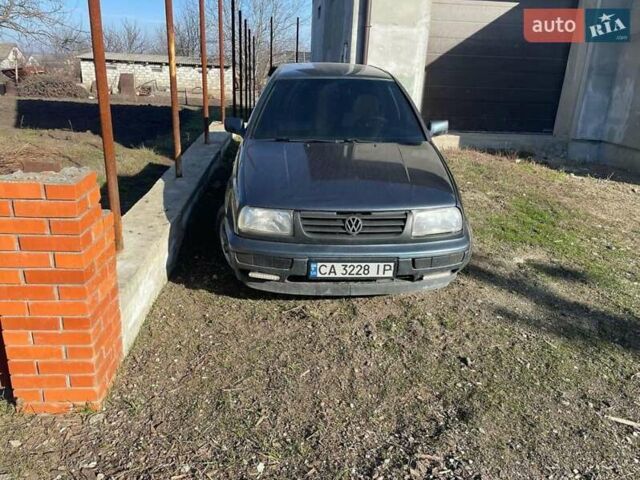 Серый Фольксваген Венто, объемом двигателя 2 л и пробегом 215 тыс. км за 2300 $, фото 1 на Automoto.ua