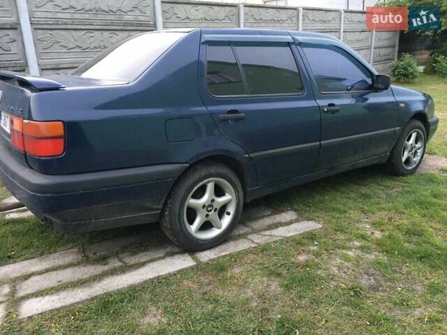 Синій Фольксваген Венто, об'ємом двигуна 1.78 л та пробігом 250 тис. км за 2000 $, фото 1 на Automoto.ua