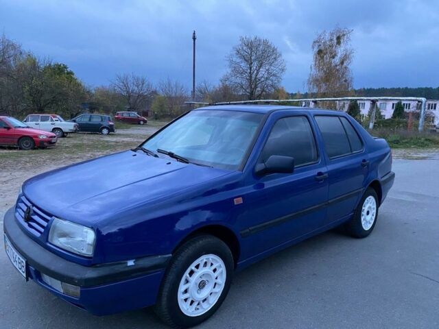 Синій Фольксваген Венто, об'ємом двигуна 1.8 л та пробігом 250 тис. км за 1700 $, фото 1 на Automoto.ua