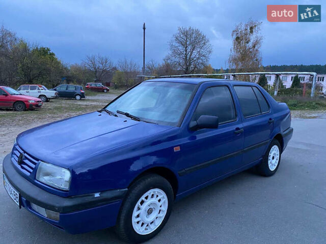 Синий Фольксваген Венто, объемом двигателя 1.78 л и пробегом 250 тыс. км за 1700 $, фото 1 на Automoto.ua