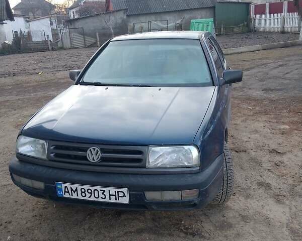 Синий Фольксваген Венто, объемом двигателя 1.8 л и пробегом 284 тыс. км за 1750 $, фото 1 на Automoto.ua