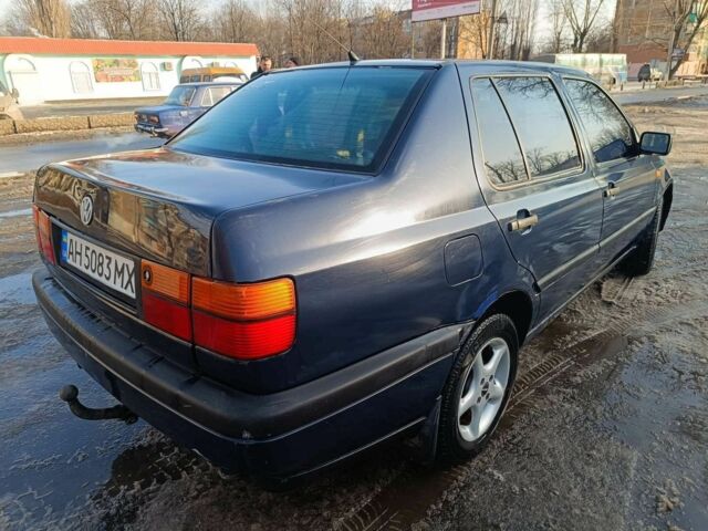 Синій Фольксваген Венто, об'ємом двигуна 1.8 л та пробігом 328 тис. км за 1280 $, фото 1 на Automoto.ua