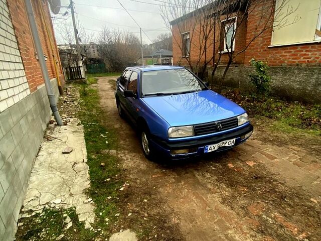 Синий Фольксваген Венто, объемом двигателя 1.8 л и пробегом 186 тыс. км за 2000 $, фото 1 на Automoto.ua