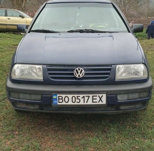 Синий Фольксваген Венто, объемом двигателя 1.8 л и пробегом 300 тыс. км за 1900 $, фото 1 на Automoto.ua