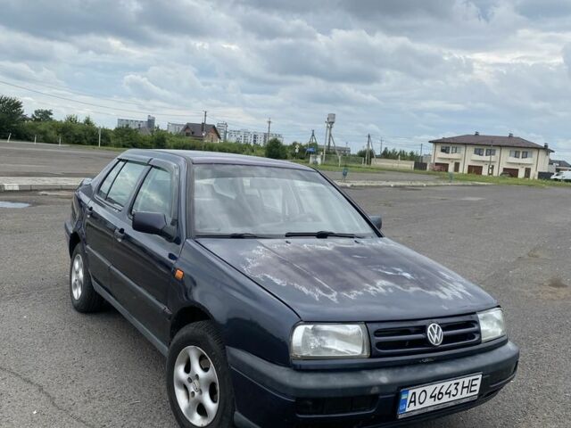 Синий Фольксваген Венто, объемом двигателя 1.8 л и пробегом 300 тыс. км за 1400 $, фото 1 на Automoto.ua