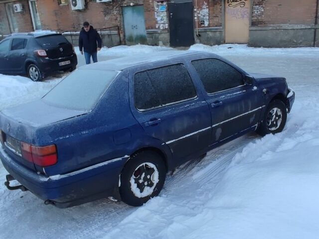 Синій Фольксваген Венто, об'ємом двигуна 1.6 л та пробігом 160 тис. км за 1200 $, фото 1 на Automoto.ua