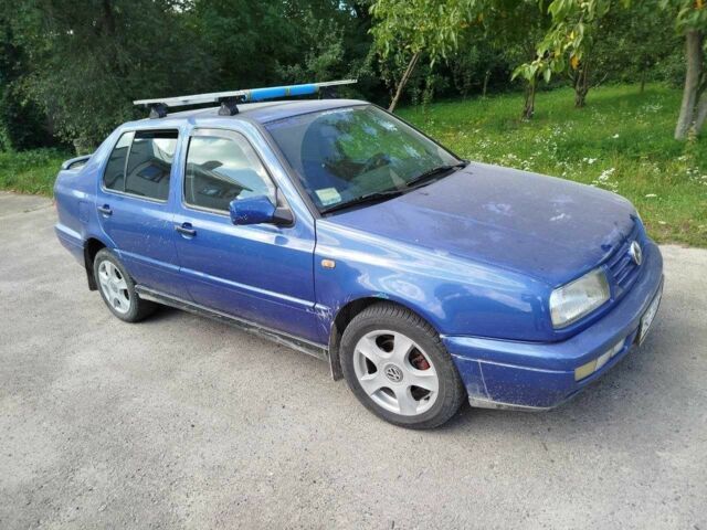 Синий Фольксваген Венто, объемом двигателя 1.8 л и пробегом 235 тыс. км за 2700 $, фото 1 на Automoto.ua