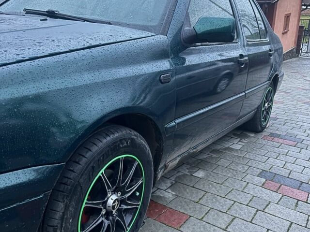 Зелений Фольксваген Венто, об'ємом двигуна 1.8 л та пробігом 240 тис. км за 2400 $, фото 1 на Automoto.ua