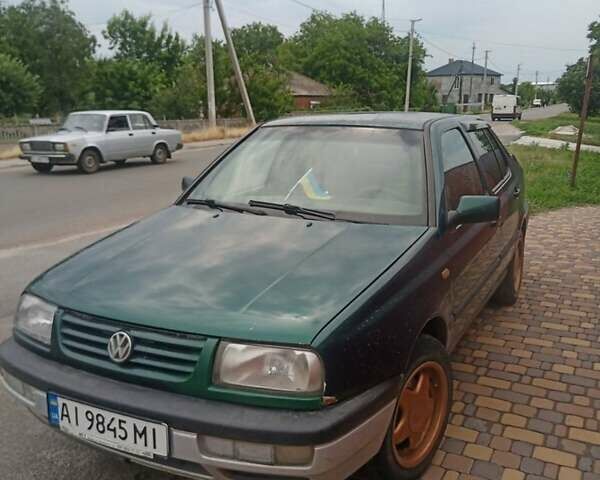 Зеленый Фольксваген Венто, объемом двигателя 1.6 л и пробегом 229 тыс. км за 2300 $, фото 1 на Automoto.ua