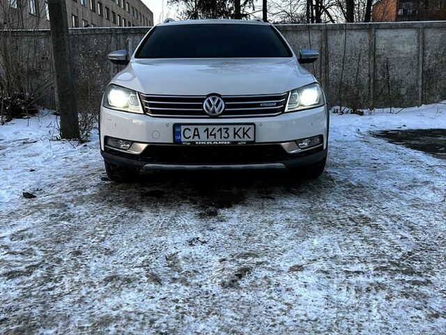 Белый Фольксваген Alltrack, объемом двигателя 2 л и пробегом 30700 тыс. км за 14200 $, фото 1 на Automoto.ua