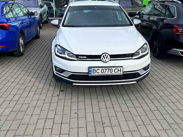 Белый Фольксваген Alltrack, объемом двигателя 2 л и пробегом 230 тыс. км за 18800 $, фото 1 на Automoto.ua