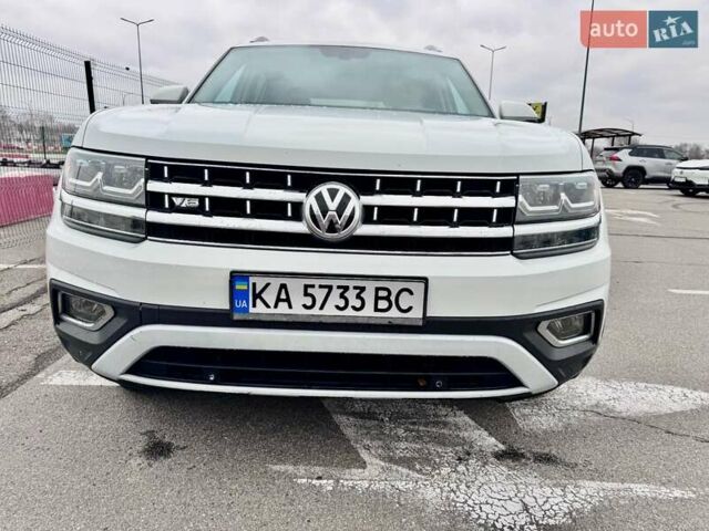 Белый Фольксваген Atlas, объемом двигателя 3.6 л и пробегом 142 тыс. км за 25000 $, фото 1 на Automoto.ua