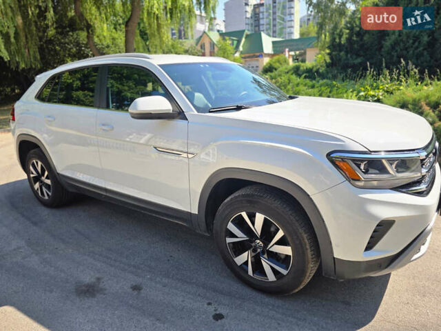 Белый Фольксваген Atlas Cross Sport, объемом двигателя 2 л и пробегом 121 тыс. км за 29450 $, фото 1 на Automoto.ua