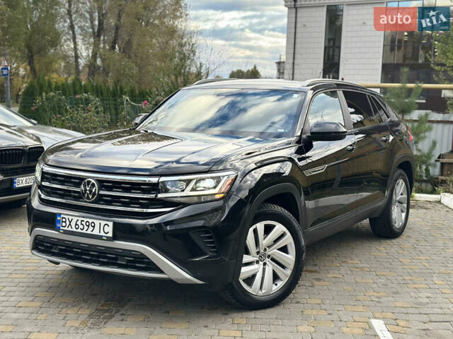 Черный Фольксваген Atlas Cross Sport, объемом двигателя 2 л и пробегом 121 тыс. км за 25950 $, фото 1 на Automoto.ua