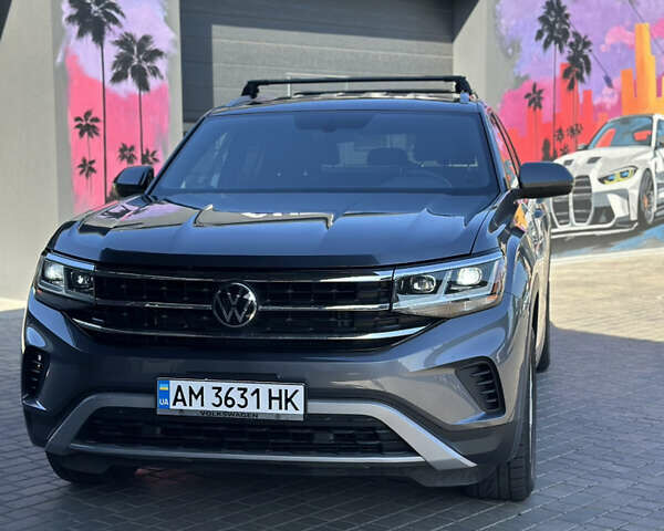 Серый Фольксваген Atlas Cross Sport, объемом двигателя 2 л и пробегом 36 тыс. км за 27900 $, фото 1 на Automoto.ua