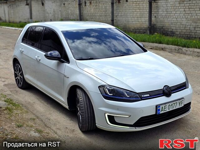 Белый Фольксваген e-Golf, объемом двигателя 0.12 л и пробегом 130 тыс. км за 10200 $, фото 1 на Automoto.ua
