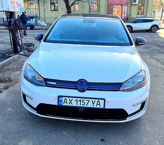 Белый Фольксваген e-Golf, объемом двигателя 80 л и пробегом 107 тыс. км за 8800 $, фото 1 на Automoto.ua