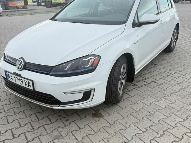 Белый Фольксваген e-Golf, объемом двигателя 0 л и пробегом 106 тыс. км за 10000 $, фото 1 на Automoto.ua