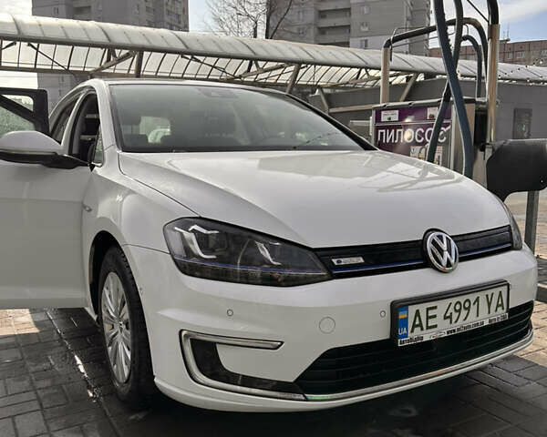 Белый Фольксваген e-Golf, объемом двигателя 0 л и пробегом 120 тыс. км за 9300 $, фото 1 на Automoto.ua