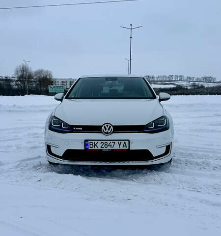 Белый Фольксваген e-Golf, объемом двигателя 0 л и пробегом 132 тыс. км за 8399 $, фото 1 на Automoto.ua