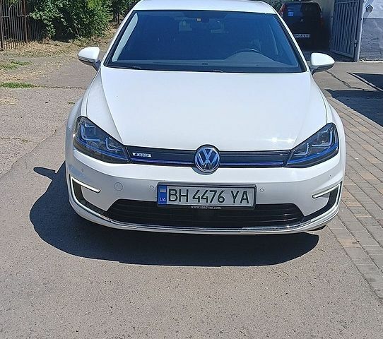 Белый Фольксваген e-Golf, объемом двигателя 0 л и пробегом 110 тыс. км за 12500 $, фото 1 на Automoto.ua