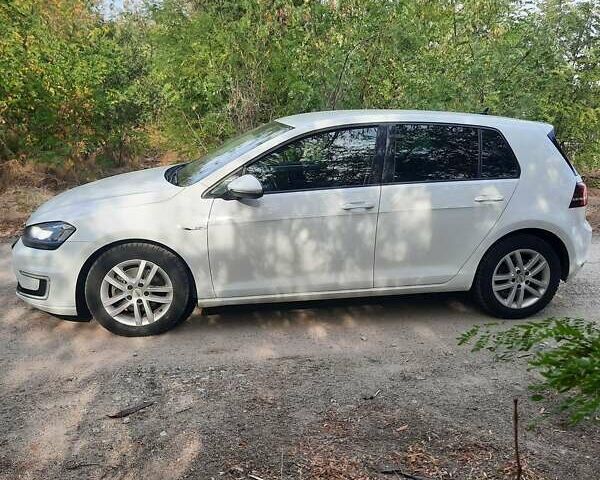Фольксваген e-Golf 2014 в Кропивницком (Кировограде) на Automoto.ua Белый Фольксваген e-Golf, объемом двигателя 0 л и пробегом 97 тыс. км за 9300 $, фото 1 на Automoto.ua