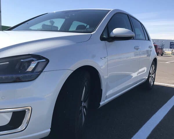 Белый Фольксваген e-Golf, объемом двигателя 0 л и пробегом 154 тыс. км за 7800 $, фото 1 на Automoto.ua