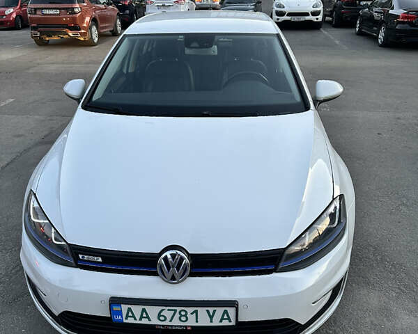 Белый Фольксваген e-Golf, объемом двигателя 0 л и пробегом 99 тыс. км за 10300 $, фото 1 на Automoto.ua
