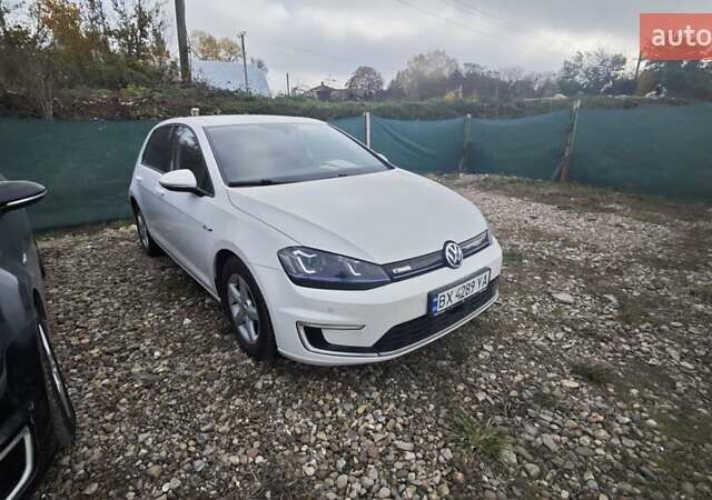 Белый Фольксваген e-Golf, объемом двигателя 0 л и пробегом 99 тыс. км за 7950 $, фото 1 на Automoto.ua