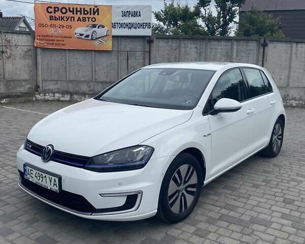 Белый Фольксваген e-Golf, объемом двигателя 0 л и пробегом 95 тыс. км за 10800 $, фото 1 на Automoto.ua