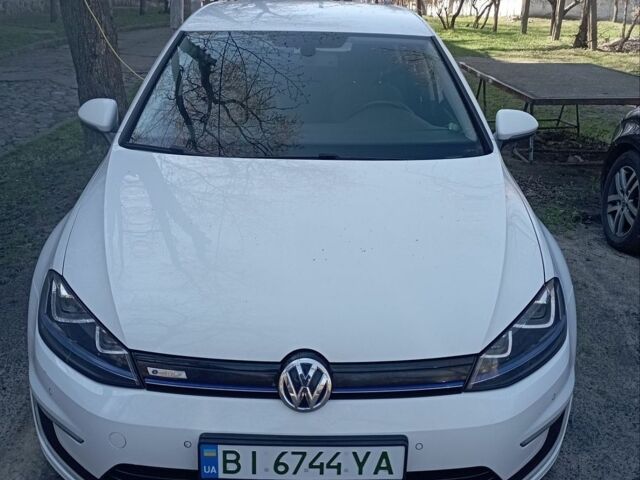 Белый Фольксваген e-Golf, объемом двигателя 0 л и пробегом 189 тыс. км за 7999 $, фото 1 на Automoto.ua