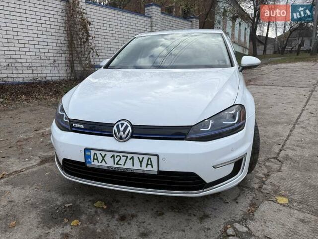 Белый Фольксваген e-Golf, объемом двигателя 0 л и пробегом 144 тыс. км за 10000 $, фото 1 на Automoto.ua