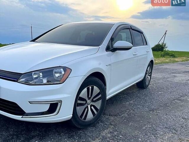 Белый Фольксваген e-Golf, объемом двигателя 0 л и пробегом 107 тыс. км за 10000 $, фото 1 на Automoto.ua