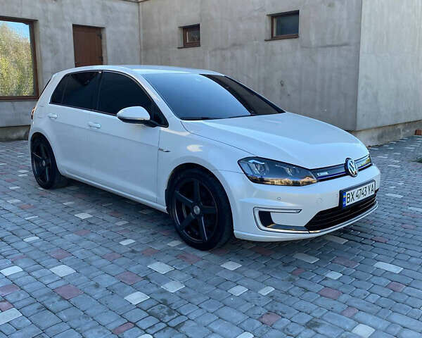 Белый Фольксваген e-Golf, объемом двигателя 0 л и пробегом 118 тыс. км за 9999 $, фото 1 на Automoto.ua