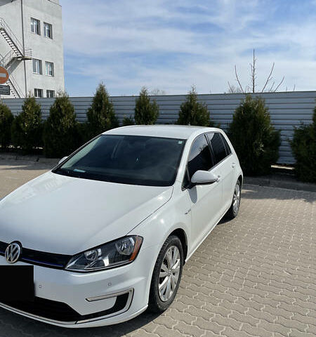 Белый Фольксваген e-Golf, объемом двигателя 0 л и пробегом 80 тыс. км за 13000 $, фото 1 на Automoto.ua