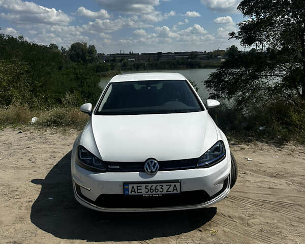 Белый Фольксваген e-Golf, объемом двигателя 0 л и пробегом 101 тыс. км за 12999 $, фото 1 на Automoto.ua