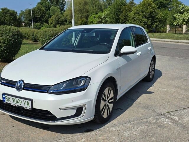 Белый Фольксваген e-Golf, объемом двигателя 0 л и пробегом 84 тыс. км за 12000 $, фото 1 на Automoto.ua