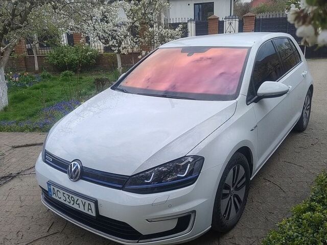 Белый Фольксваген e-Golf, объемом двигателя 0 л и пробегом 95 тыс. км за 8350 $, фото 1 на Automoto.ua