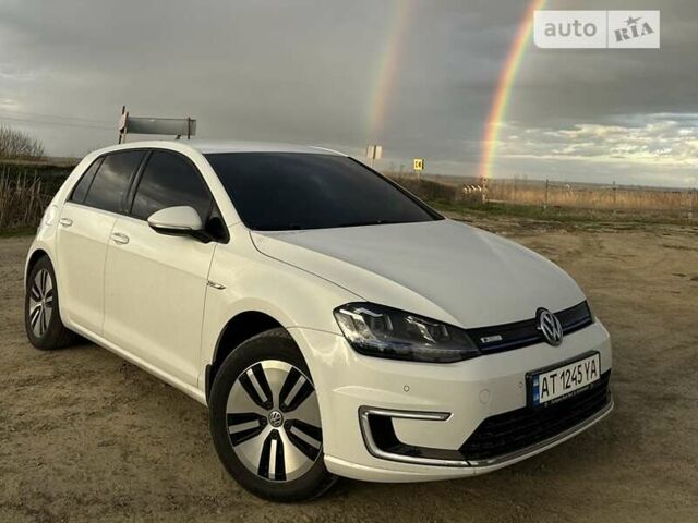 Белый Фольксваген e-Golf, объемом двигателя 0 л и пробегом 97 тыс. км за 11200 $, фото 1 на Automoto.ua