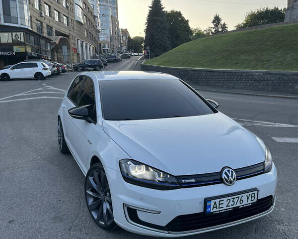 Белый Фольксваген e-Golf, объемом двигателя 0 л и пробегом 118 тыс. км за 11600 $, фото 1 на Automoto.ua