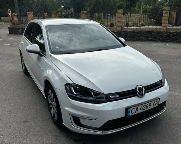 Белый Фольксваген e-Golf, объемом двигателя 0 л и пробегом 115 тыс. км за 9999 $, фото 1 на Automoto.ua